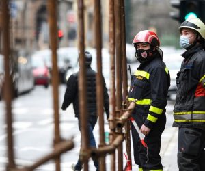 24.01.2021., Zagreb - Vatrogasci saniraju stetu od potresa u Gundulicevoj. 
Photo: Zoe Sarlija/PIXSELL