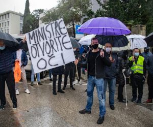 24.01.2021., Vila Palma, Dubrovnik - Mirni prosvjed kao znak podrske za nacelnika Policijske postaje Gruda Matka Klarica odrzao se u 15 sati, ispred Vila Palme gdje je sjediste PU dubrovacko-neretvanske. Policijskog nacelnika kolegice su optuzile za seksualno uznemiravanje. 
Photo: Grgo Jelavic/PIXSELL