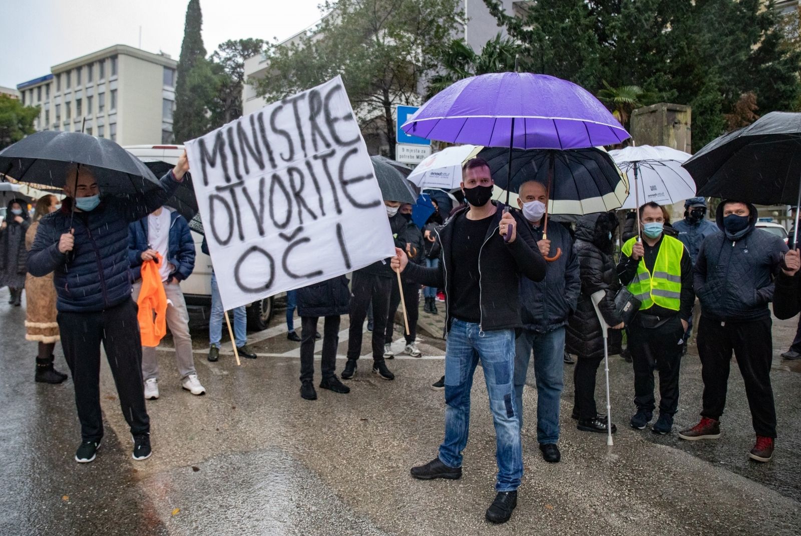 24.01.2021., Vila Palma, Dubrovnik - Mirni prosvjed kao znak podrske za nacelnika Policijske postaje Gruda Matka Klarica odrzao se u 15 sati, ispred Vila Palme gdje je sjediste PU dubrovacko-neretvanske. Policijskog nacelnika kolegice su optuzile za seksualno uznemiravanje. 
Photo: Grgo Jelavic/PIXSELL