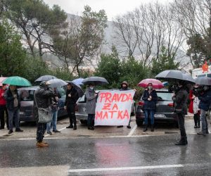 24.01.2021., Vila Palma, Dubrovnik - Mirni prosvjed kao znak podrske za nacelnika Policijske postaje Gruda Matka Klarica odrzao se u 15 sati, ispred Vila Palme gdje je sjediste PU dubrovacko-neretvanske. Policijskog nacelnika kolegice su optuzile za seksualno uznemiravanje. 
Photo: Grgo Jelavic/PIXSELL