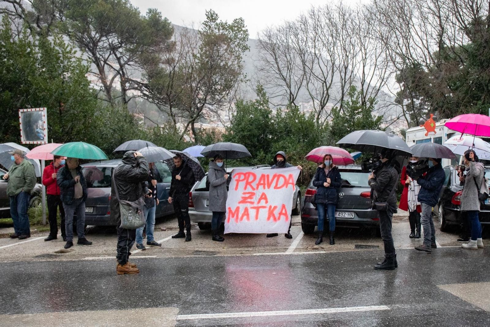 24.01.2021., Vila Palma, Dubrovnik - Mirni prosvjed kao znak podrske za nacelnika Policijske postaje Gruda Matka Klarica odrzao se u 15 sati, ispred Vila Palme gdje je sjediste PU dubrovacko-neretvanske. Policijskog nacelnika kolegice su optuzile za seksualno uznemiravanje. 
Photo: Grgo Jelavic/PIXSELL