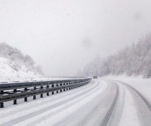 24.01.2021., Fuzine -  Gusti snijeg i poledica otezevaju prometovanje na autocesti A6, Zagreb - Rijeka u oba smjera kroz Gorski kotar Photo: Srecko Niketic/PIXSELL