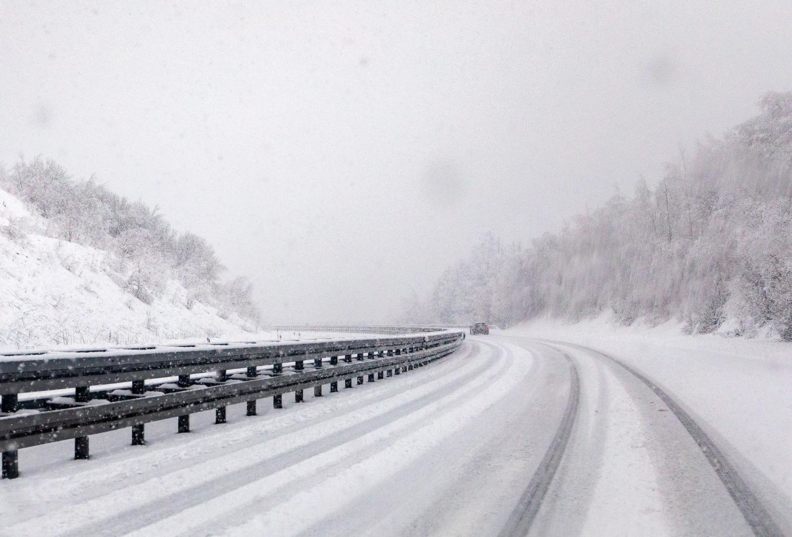 24.01.2021., Fuzine -  Gusti snijeg i poledica otezevaju prometovanje na autocesti A6, Zagreb - Rijeka u oba smjera kroz Gorski kotar Photo: Srecko Niketic/PIXSELL