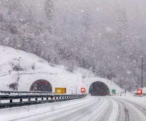 24.01.2021., Fuzine - Snjezne padaline na autocesti prije tunela Tuhobic. Gusti snijeg i poledica otezevaju prometovanje na autocesti A6, Zagreb - Rijeka u oba smjera kroz Gorski kotar Photo: Srecko Niketic/PIXSELL