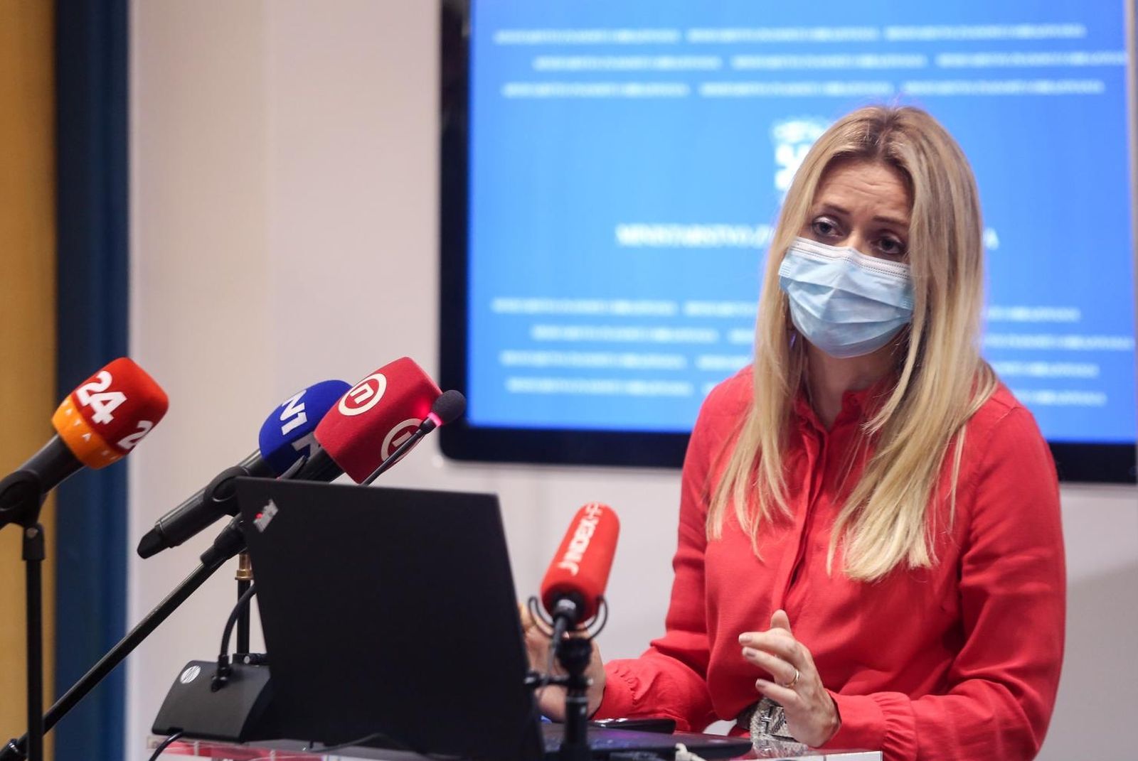 24.08.2020., Zagreb - U Ministarstvu znanosti i obrazovanja predstavljene Upute za sprjecavanje i suzbijanje epidemije COVID-19 vezano za rad predskolskih ustanova, osnovnih i srednjih skola u skolskoj godini 2020./2021. Ministar Radovan Fuchs i Ivana Pavic Simetin, zamjenica ravnatelja HZJZ.
Photo: Marin Tironi/PIXSELL