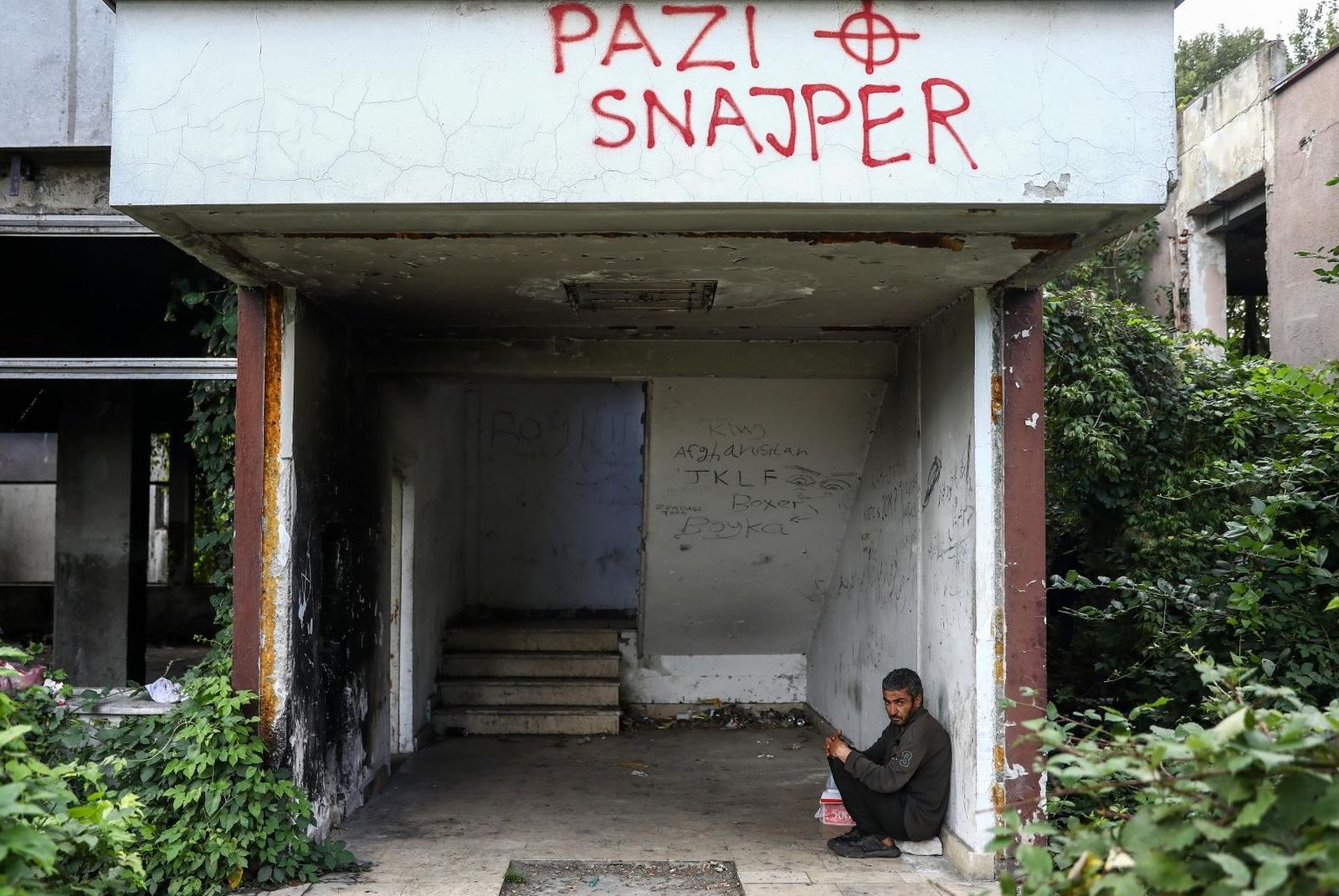 23.09.2020., Bihac, Bosna i Hercegovina - Veliki broj migranata nalazi se na ulicama Bihaca. Najvise ih je medju rusevinama bivse tvornice Krajina-metal udaljene svega nekoliko kilometara od centra grada. Migranti kazu kako ih Bihacka policija svakodnevno maltretira, dolaze do njih, tuku ih i otimaju novac i telefone.
Photo: Armin Durgut/PIXSELL