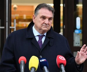 24.12.2020., Varazdin - Ljekarne varazdinske zupanije predstavile su automatizirano skladiste vrijedno 1.7 milijuna kuna koje osigurava automatsko zaprimanje, pohranu i isporuku lijekova. Varazdinski zupan Radimir Cacic Photo: Vjeran Zganec Rogulja/PIXSELL