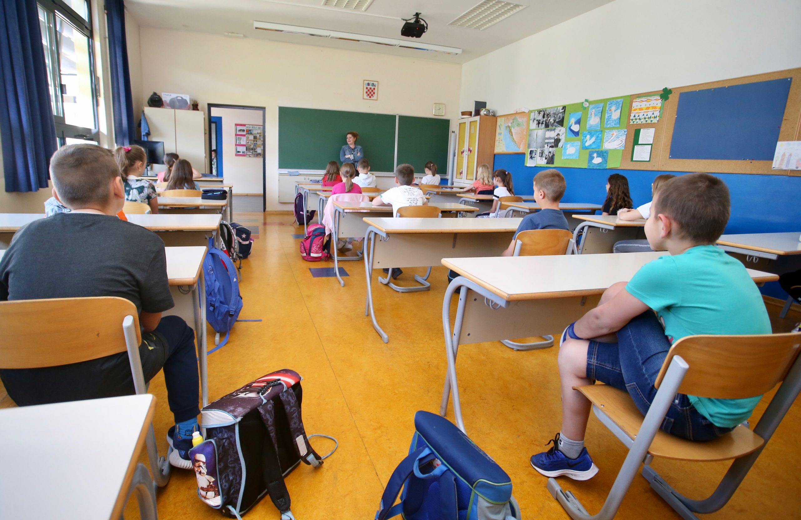 25.05.2020., Solin - Ucenici nizih razreda osnovne skole "Kraljice Jelene" s veseljem su docekali povratak u skolske klupe. Uz posebne uvjete nastavi se odazvao velik broj ucenika. Ucenici drugog rareda u skolskim klupama. Photo: Ivo Cagalj/PIXSELL
