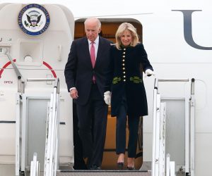 25.11.2015., Zagreb - Americki potpredsjednik Joe Biden stigao je avionom Airforce 2 sa suprugom Jill Biden. U Zracnoj luci Zagreb docekalo ga je mnostvo novinara uz dosad nevidjene mjere osiguranja. Kao pocasni gost sudjelovat ce na regionalnom sastanku procesa Brdo-Brijuni koji okuplja celnike zemalja jugoistocne Europe. 
Photo: Jurica Galoic/PIXSELL