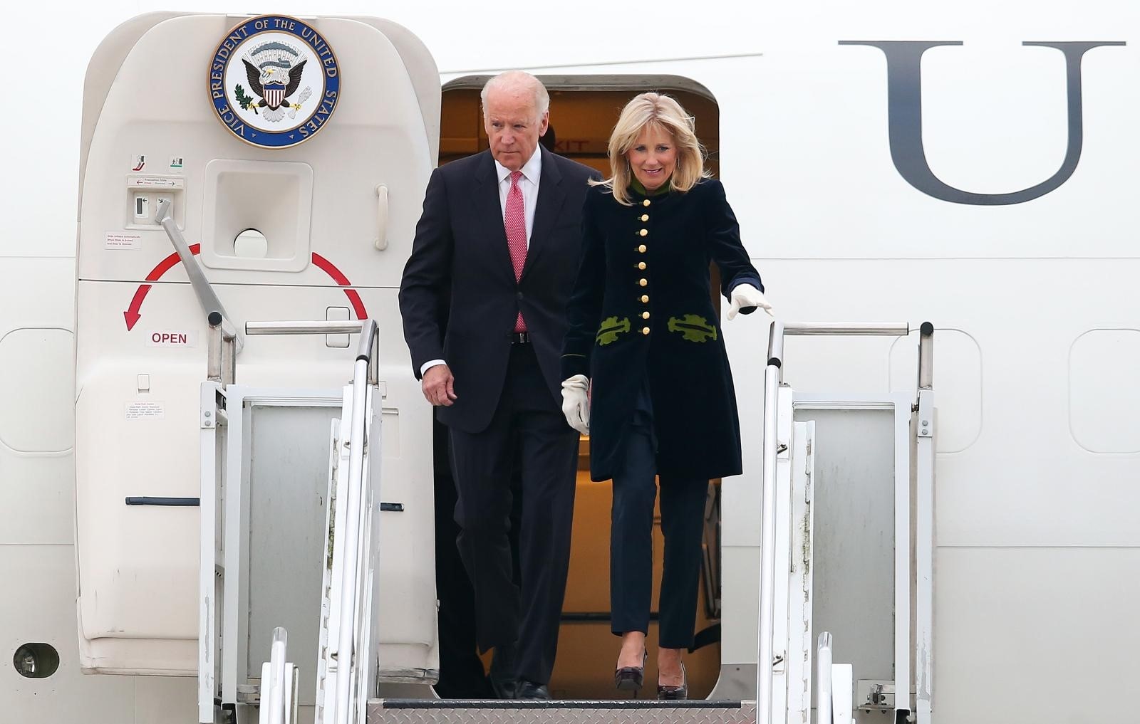 25.11.2015., Zagreb - Americki potpredsjednik Joe Biden stigao je avionom Airforce 2 sa suprugom Jill Biden. U Zracnoj luci Zagreb docekalo ga je mnostvo novinara uz dosad nevidjene mjere osiguranja. Kao pocasni gost sudjelovat ce na regionalnom sastanku procesa Brdo-Brijuni koji okuplja celnike zemalja jugoistocne Europe. 
Photo: Jurica Galoic/PIXSELL