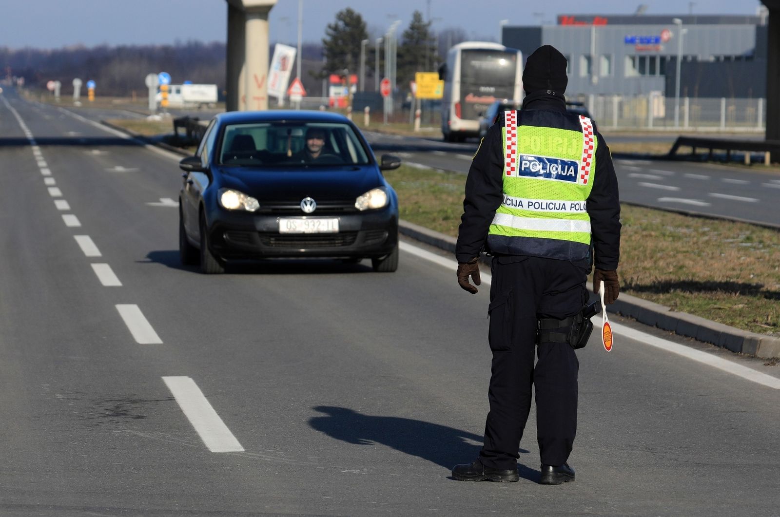 26.01.2021., Osijek, Klisa - Kod mjesta Klisa na cesti prema Vukovaru dogodila se teska prometna nesreca sa smrtno strdalom osobom. Policija je zatvorila cestu iz oba smjera. 
Photo: Davor Javorovic/PIXSELL