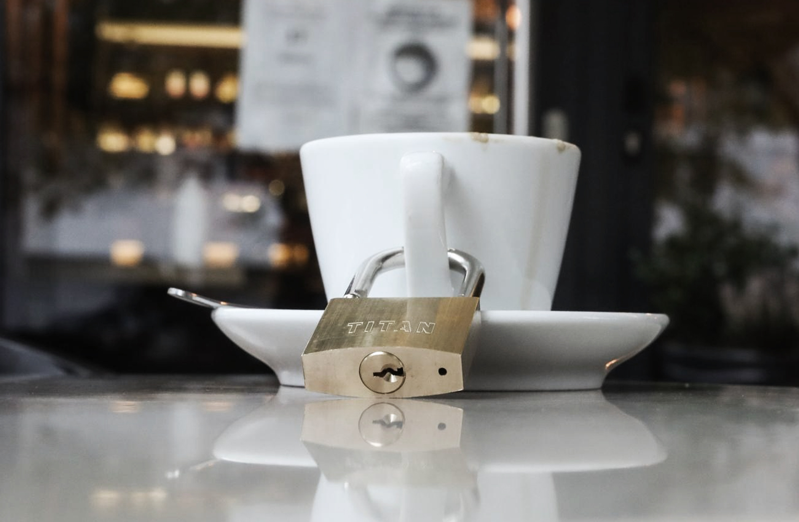 26.11.2020., Zagreb - Lokot na salici kave za ilustraciju najve Nacionalnog stozera civilne zastite o zatvaranju svih ugostiteljskih objekata, kafica i restorana zbog pandemije koronavirusa.  Photo: Zeljko Lukunic/PIXSELL