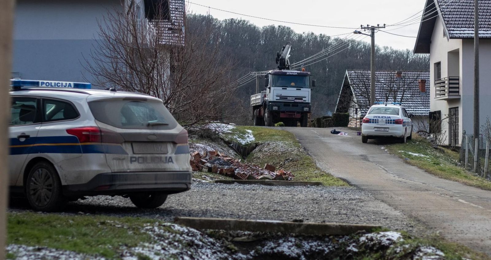 27.01.2021., Pakrac - Muskarac (71) bacio je bombu na tri radnika HEP-a koji su mu, navodno, došli iskljuciti struju. Dvojica su ozlijedjena i u bolnici, a treci radnik nije ozlijedjen. Photo: Antonio Pejsa/PIXSELL