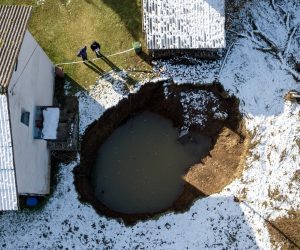 28.01.2021., Sisak - Na podrucju sela Mecencani u potresom tesko pogodjenoj Sisacko-moslavackoj zupaniji pojavile su se rupe koje predstavljaju opasnost za tamosnje stanovnistvo. Rupe u Mecencanima snimljene iz zraka.
Photo: Igor Kralj/PIXSELL