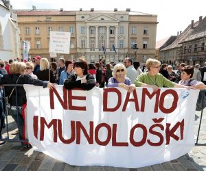 28.05.2015., Zagreb - Radnici Imunoloskog zavoda ponovno su, protiveci se bilo kakvoj privatizaciji, prosvjedovali ispred Banskih dvora. 
Photo: Patrik Macek/PIXSELL