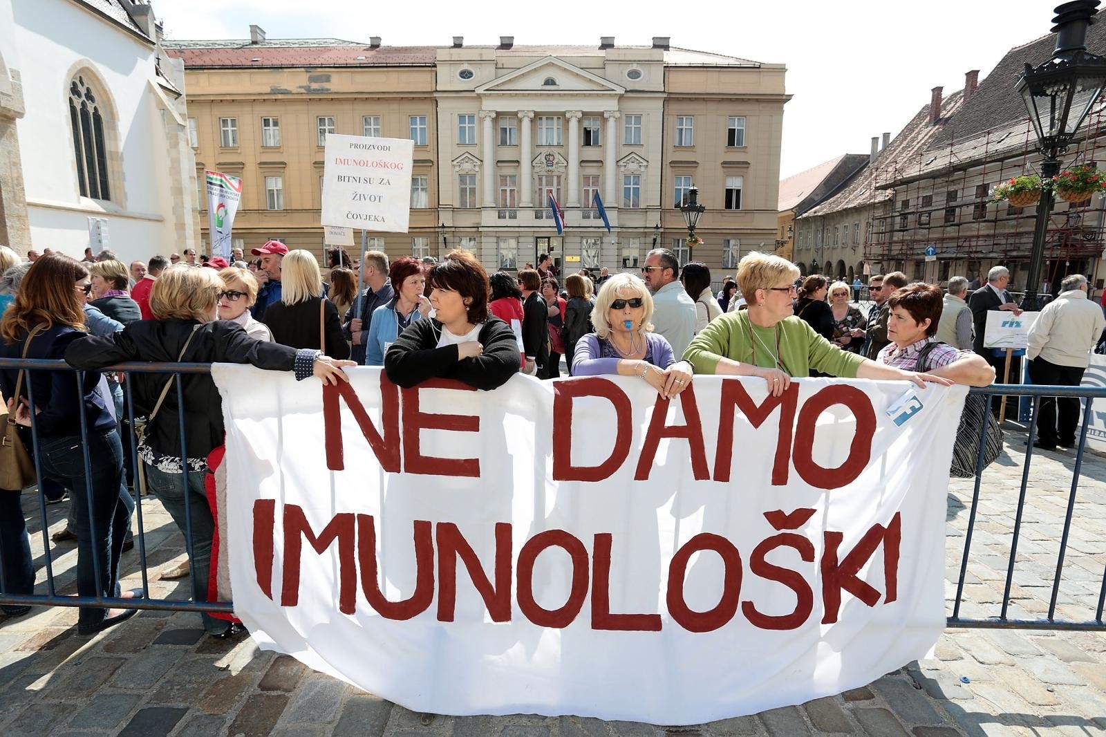 28.05.2015., Zagreb - Radnici Imunoloskog zavoda ponovno su, protiveci se bilo kakvoj privatizaciji, prosvjedovali ispred Banskih dvora. 
Photo: Patrik Macek/PIXSELL