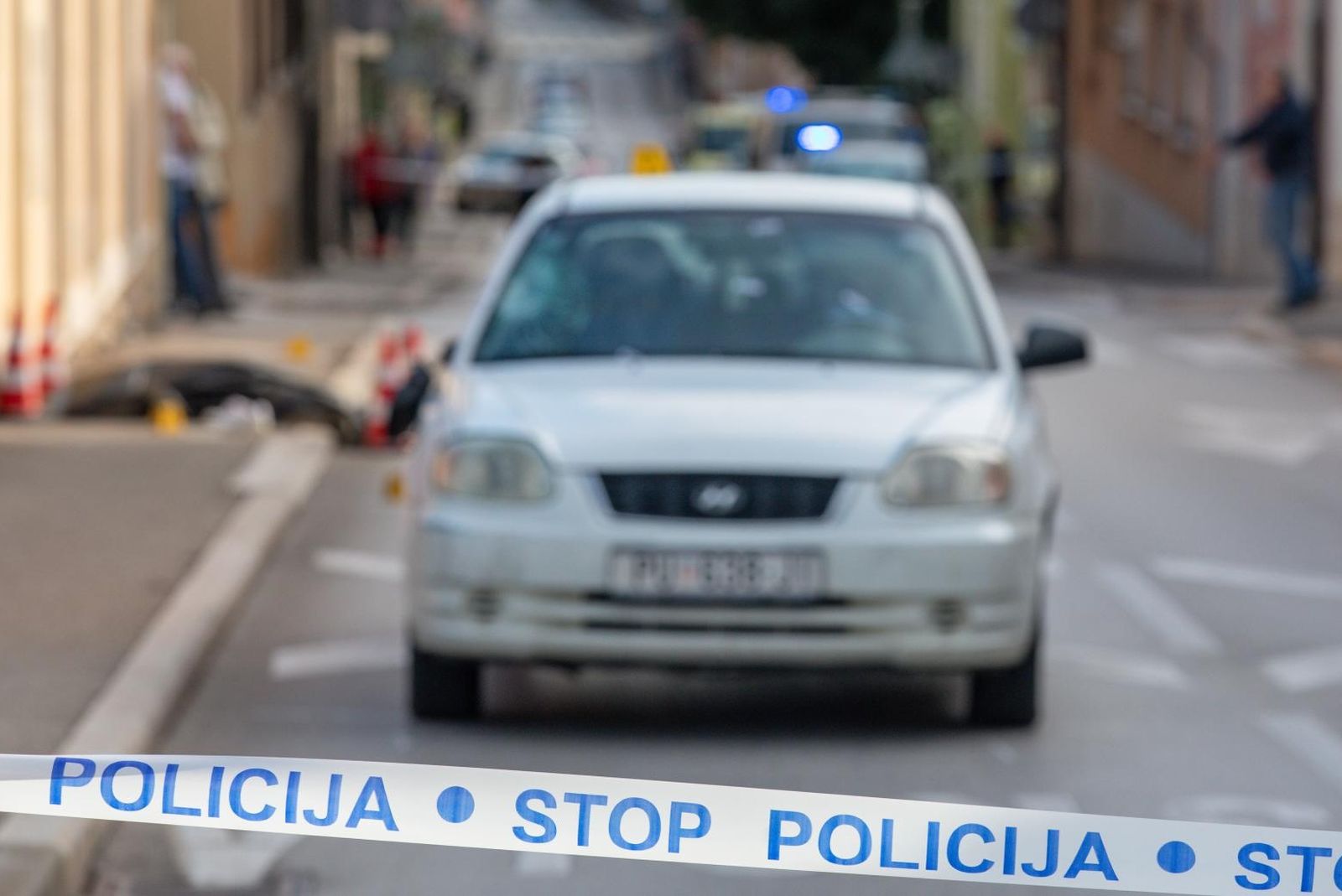 28.09.2020.., Pula - 
Prometna nesreca u kojoj je osobno vozilo marke Hyundai Accent naletilo na pjesakinju koja je na mjestu dogadjaja preminula. Prometna se dogodila na krizanju Stankoviceve ulice i Rimske centurijacije. Poilicija na uvidjaju.
Photo: Srecko Niketic/PIXSELL