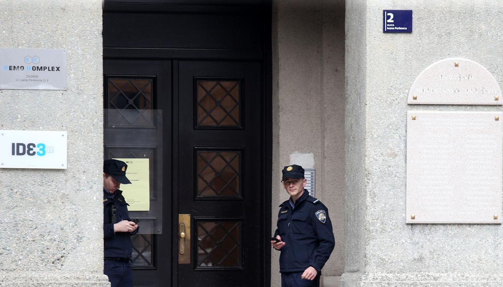 29.01.2016., Zagreb, Perkovceva 2 - Policijsko osiguranje ispred Novinarskog doma za vrijeme trajanja konferencije Kamo ides Hrvatska u organizaciji Hrvatskog novinarskog drustva, Hrvatskog PEN centara i Platforme 112. 
Photo: Igor Kralj/PIXSELL