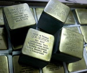 29.09.2020., Zagreb - Ravnateljica Centra za promicanje tolerancije Natasa Popovic i Jasmina  Domas, glasnogovornica Beth Israela uz Stolperstein / Kamen spoticanja umjetnika Guntera Demniga iz Njemacke.
Photo: Patrik Macek/PIXSELL