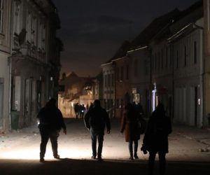 29.12.2020., Petrinja -Puste ulice Petrinje s tek ponekim stanovnikom koji uklanja ruševine s ceste Photo: Borna Filic/PIXSELL