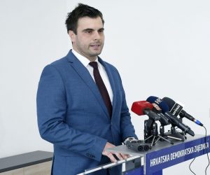 30.09.2020., Sisak - Na konferenciji za medije koju je odrzao predsjednik sisackog HDZ-a Ivan Celjak tema je bila omalovazavanje i vrijedjanje potpredsjednika Vlade Republike Hrvatske i ministra hrvatskih branitelja Tome Medveda u facebook komentaru od strane predsjednice Gradskog vijeca Grada Siska Ivane Cindric. Photo: Nikola Cutuk/PIXSELL