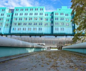30.10.2020., Zagreb - Ispred KB Dubrava odrzava se prosvjed lijecnika i medicinskih sestara zbog cinjenice da su jedina covid bolnica u Hrvatskoj. Smatraju da je stanje neizdrzivo i da bi se teret trebao prerasporediti i na druge bolnice u Zagrebu.
Photo: Matija Habljak/PIXSELL