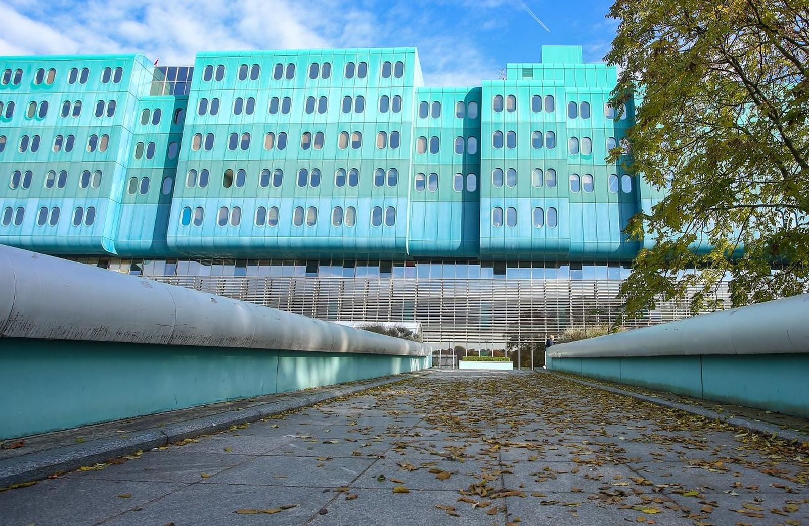 30.10.2020., Zagreb - Ispred KB Dubrava odrzava se prosvjed lijecnika i medicinskih sestara zbog cinjenice da su jedina covid bolnica u Hrvatskoj. Smatraju da je stanje neizdrzivo i da bi se teret trebao prerasporediti i na druge bolnice u Zagrebu.
Photo: Matija Habljak/PIXSELL