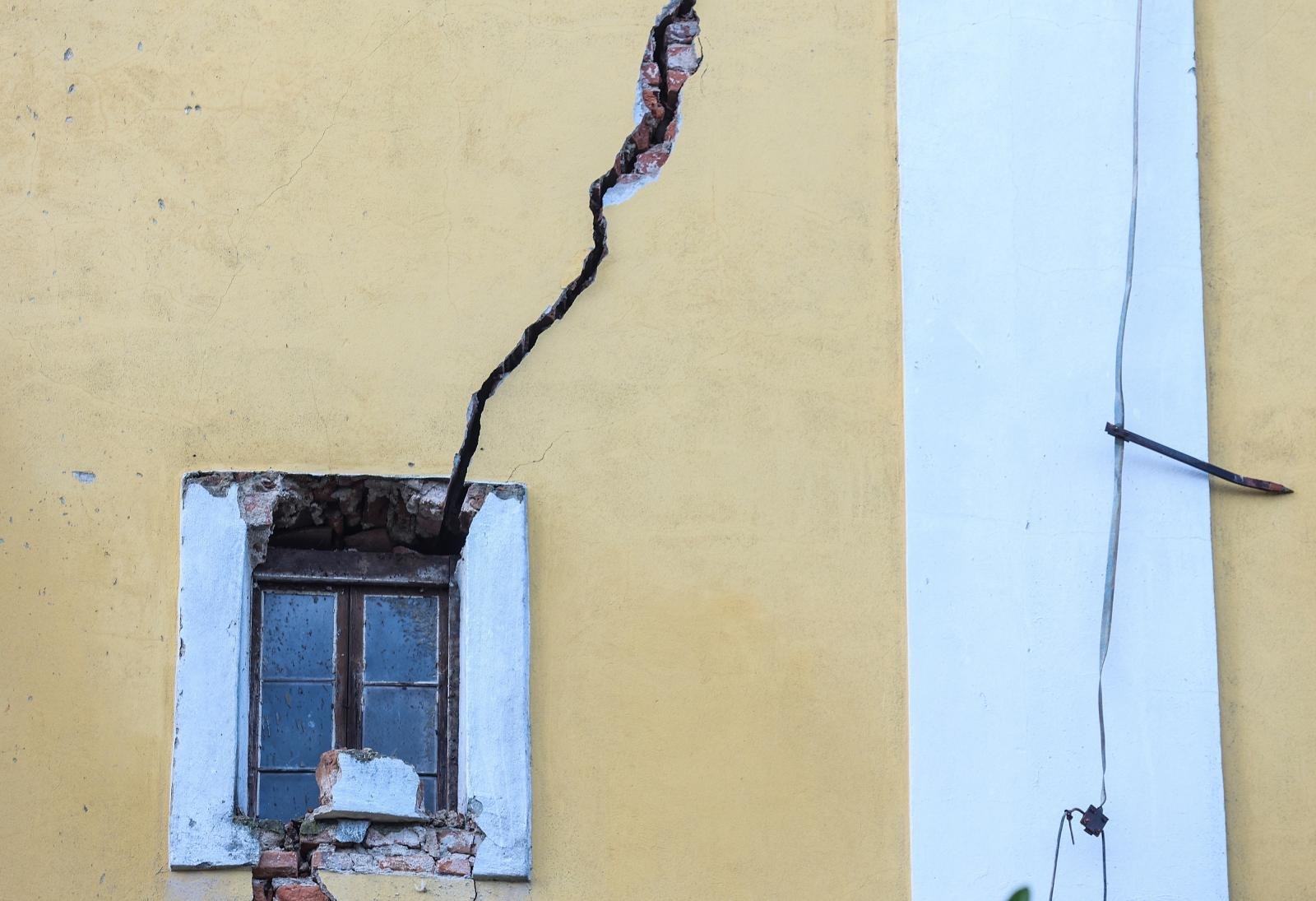 30.12.2020., selo Zazina, Sisak - Posljedice jucerasnjeg potresa u selu Zazina.  Snazan potres pogodio je jucer Hrvatsku, epicentar potresa magnitude 6.2 je bio 3 kilometra od Petrinje. Crkva sv. Nikole i Vida porusena u velikom jucerasnjem potresu. Photo: Marko Prpic/PIXSELL