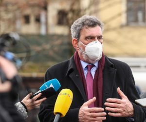 30.12.2020., Petrinja - Posljedice jucerasnjeg potresa u Petrinji. Snazan potres pogodio je jucer Hrvatsku, epicentar potresa magnitude 6.2 je bio 3 kilometra od Petrinje. Ministar znanosti i obrazovanja Radovan Fuchs u obilasku Petrinje Photo: Luka Stanzl/PIXSELL