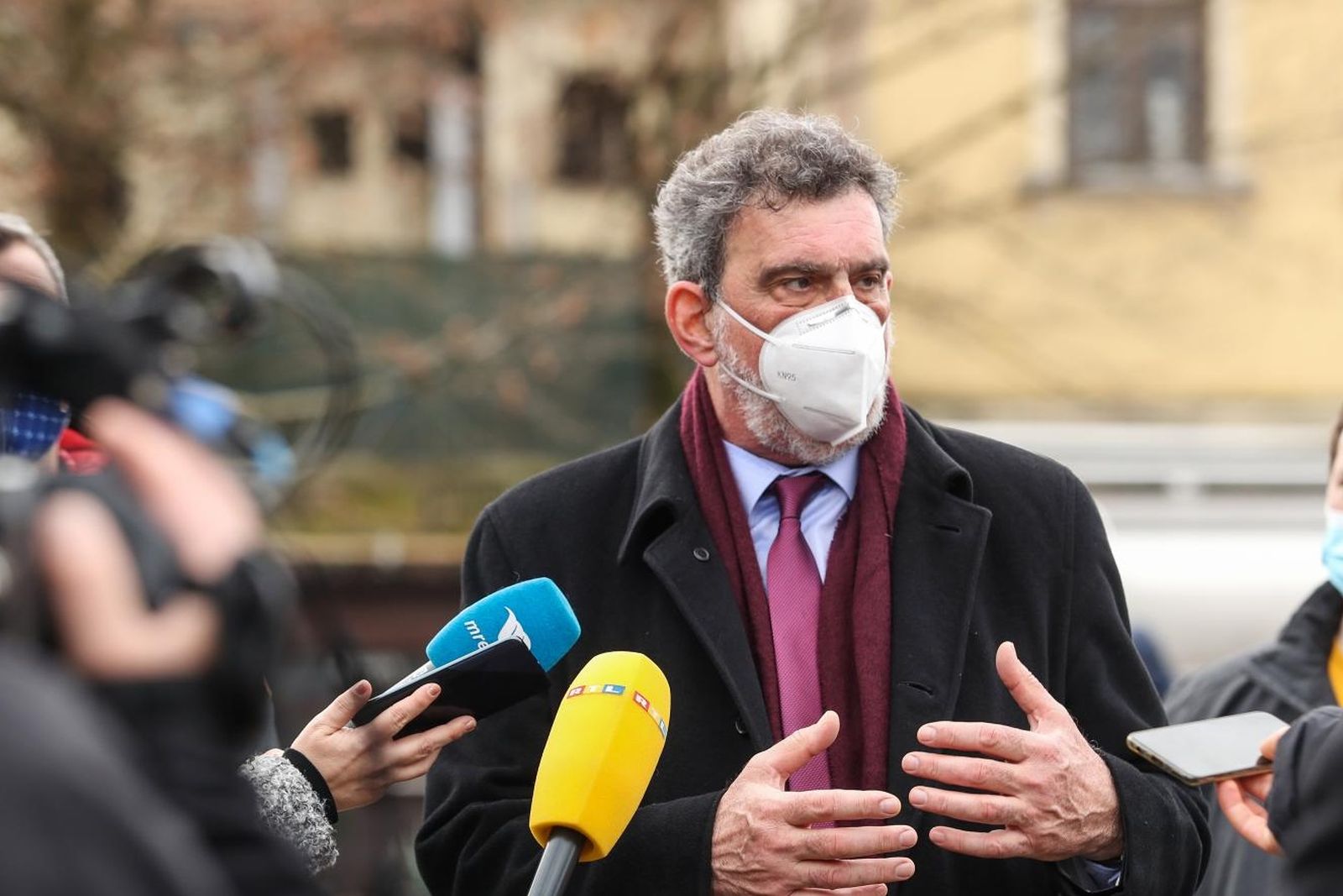 30.12.2020., Petrinja - Posljedice jucerasnjeg potresa u Petrinji. Snazan potres pogodio je jucer Hrvatsku, epicentar potresa magnitude 6.2 je bio 3 kilometra od Petrinje. Ministar znanosti i obrazovanja Radovan Fuchs u obilasku Petrinje Photo: Luka Stanzl/PIXSELL