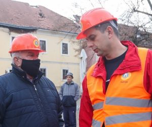 30.12.2020., Petrinja - Posljedice jucerasnjeg potresa u Petrinji. Snazan potres pogodio je jucer Hrvatsku, epicentar potresa magnitude 6.2 je bio 3 kilometra od Petrinje. Kuce oznacene sa slovom x trebaju se rusiti. Gradonacelnik Petrinje Darinko Dumbovic Photo: Luka Stanzl/PIXSELL