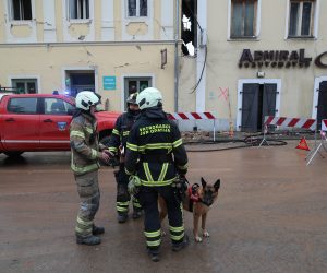 31.12.2020., Petrinja - Vatrogasci grada Rijeke i Opatije u Petrinji su dobili laznu dojavu da se urusila kucu na trgu u centru grada u kojoj se nalaze zena i dijete. 30 vatrogasaca i 3 psa odmah su trcali na mjesto gdje se to navodno dogodilo ali se na srecu ispostavila lazna uzbuna. Photo: Zeljko Lukunic/PIXSELL