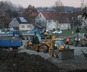 30.12.2020., Petrinja -  Kamioni pripremaju teren za izgradnju kamp naselja za mobilne kucice. Photo: Zeljko Lukunic/PIXSELL