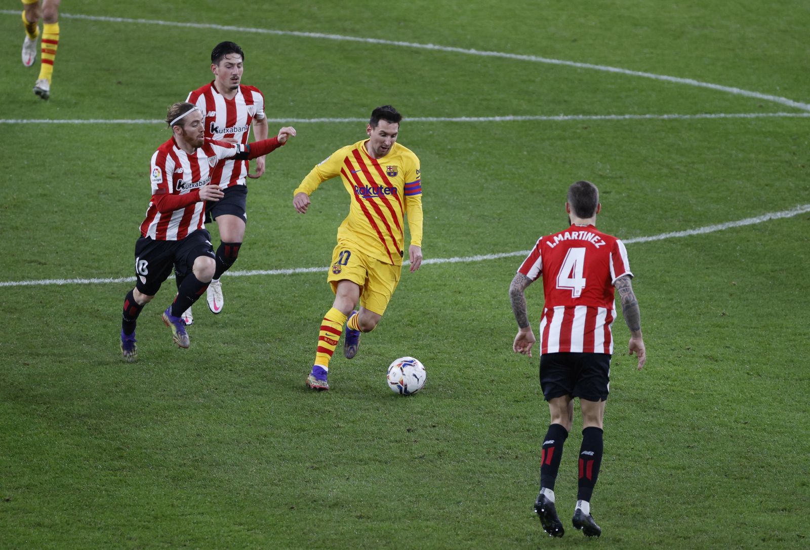 epa08923505 FC Barcelona's striker Leo Messi (C) in action during the Spanish LaLiga soccer match between Athletic Bilbao and FC Barcelona held at San Mames stadium, in Bilbao, northern Spain, 06 January 2021.  EPA/Luis Tejido