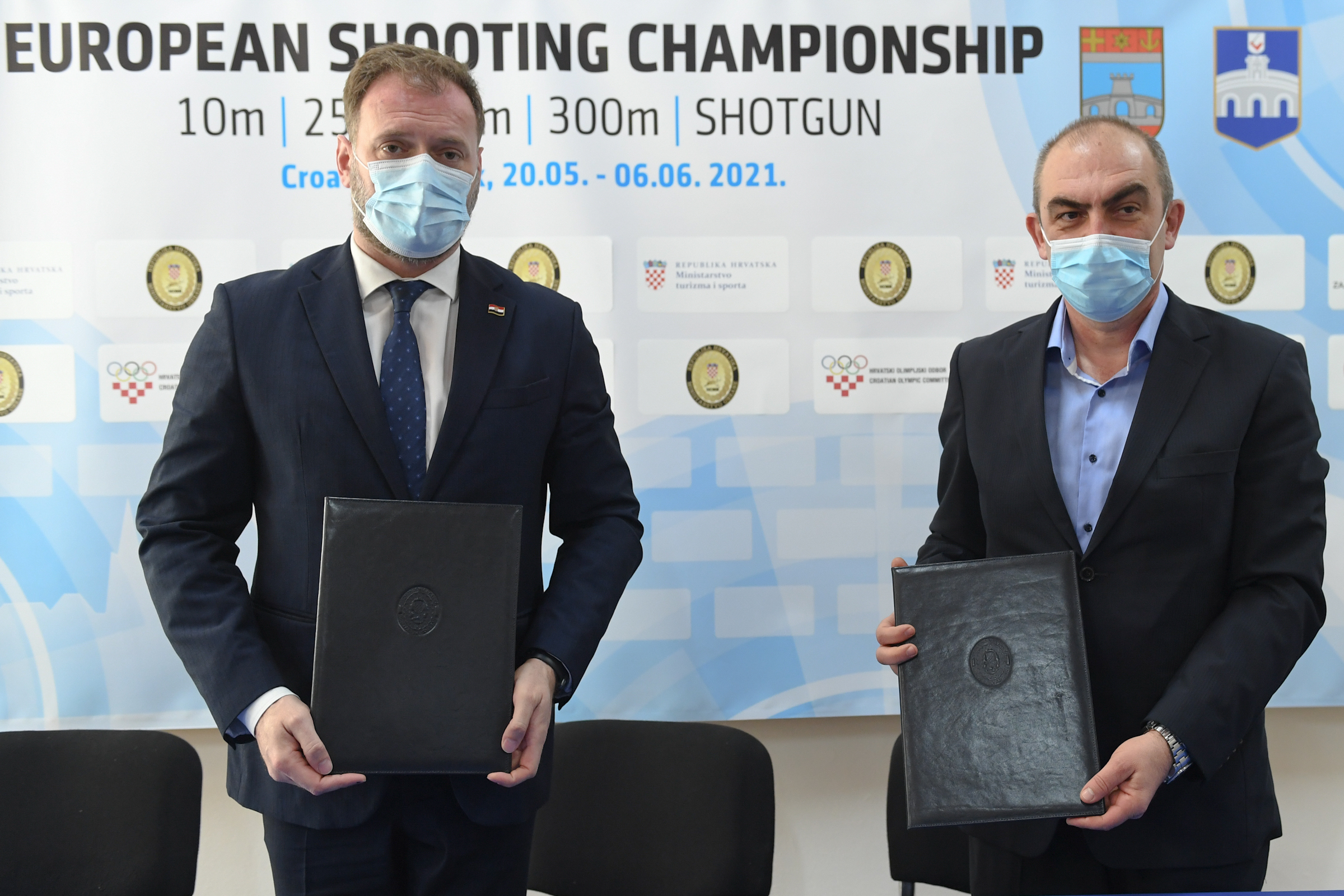 Ministar obrane Republike Hrvatske Mario Banožić i predsjednik Hrvatskog streljačkog saveza Hubert Kišpal potpisali su u ponedjeljak, 22. veljače 2021. u Osijeku Sporazum o pružanju potpore Oružanih snaga RH organizaciji Europskog prvenstva u streljaštvu. Sporazum je ispred Grada Osijeka ranije potpisao i gradonačelnik Ivan Vrkić | Foto: MORH / J. Kopi