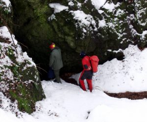 Papuk, 29.01.2003 - Ulazak u najveæi ativni ponor Uviraljka u Slavoniji (96 m) u Parku prirode Papuk. 
foto FaH