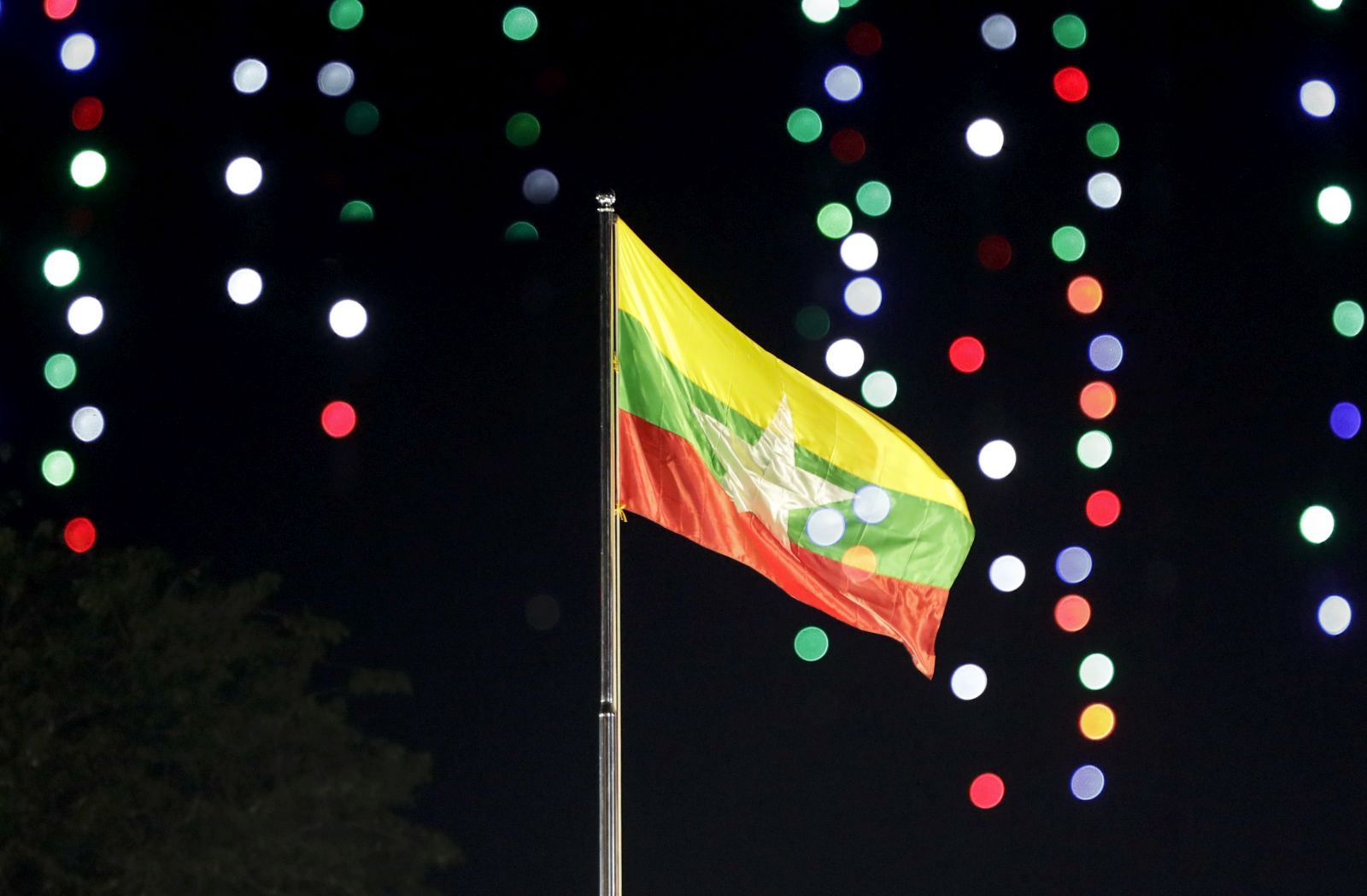epa08918224 Myanmar national flag is being raised during the flag-raising ceremony to mark the 73rd Myanmar Independence Day in Yangon, Myanmar, 04 January 2021. Myanmar, also known as Burma, was colonized by Britain in 1824 and became an independent republic on 04 January 1948.  EPA/LYNN BO BO