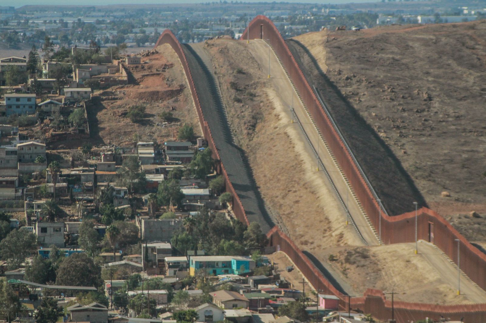epa08956855 View of the US border wall in the city of Tijuana, Baja California, Mexico, 21 January 2021. The halt on the construction of the wall on the border between the United States and Mexico, announced by the new President of the United States, Joe Biden, became a hope of achieving the American dream for hundreds of migrants, mostly Central Americans, who are stranded in the Mexican city of Tijuana.  EPA/Joebeth Terriquez