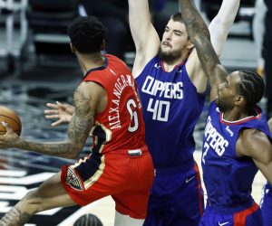 epa08936501 (L-R) New Orleans Pelicans guard Nickeil Alexander-Walker in action against Los Angeles Clippers center Ivica Zubac, Los Angeles Clippers forward Kawhi Leonard and Los Angeles Clippers guard Luke Kennard during the third quarter of the NBA basketball game between the New Orleans Pelicans and the Los Angeles Clippers at the Staples Center in Los Angeles, California, USA, 13 January 2021.  EPA/ETIENNE LAURENT SHUTTERSTOCK OUT