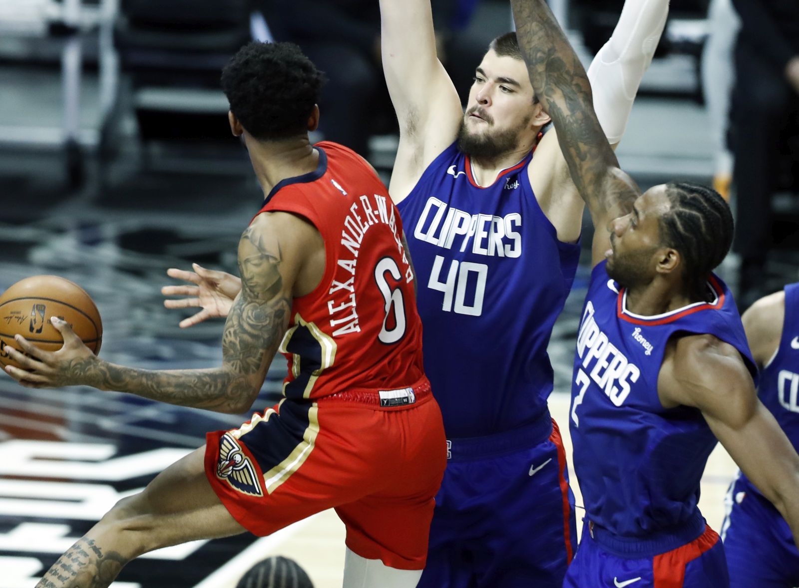 epa08936501 (L-R) New Orleans Pelicans guard Nickeil Alexander-Walker in action against Los Angeles Clippers center Ivica Zubac, Los Angeles Clippers forward Kawhi Leonard and Los Angeles Clippers guard Luke Kennard during the third quarter of the NBA basketball game between the New Orleans Pelicans and the Los Angeles Clippers at the Staples Center in Los Angeles, California, USA, 13 January 2021.  EPA/ETIENNE LAURENT SHUTTERSTOCK OUT
