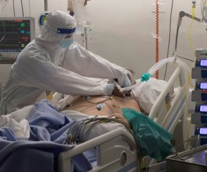 epa08972752 A nurse from the Intensive Care Unit (ICU) of the Morales Meseguer Hospital changes the respirator of a patient admitted for COVID-19, in the coastal city of Murcia in eastern Spain, 29 January 2021. Anxiety, depression, post-traumatic stress disorder, insomnia or cognitive impairment are some of the sequelae that COVID-19 leaves behind in a very significant percentage of patients who have overcome the disease, despite the fact that there is little scientific literature on these consequences because the first two waves of the pandemic focused mainly on studying damage to the pulmonary system.  EPA/Marcial Guillen