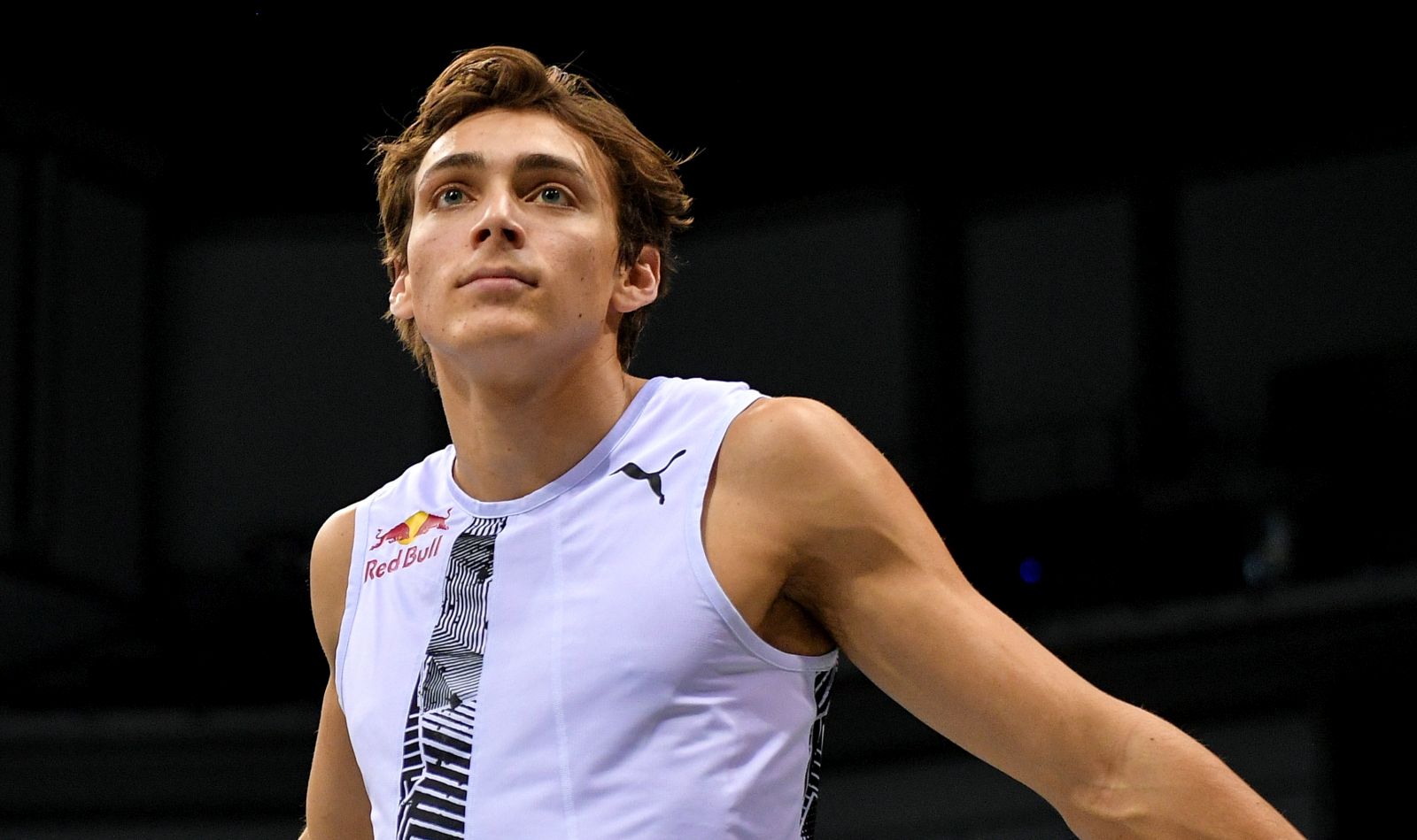 epa08977933 Armand Duplantis of Sweden reacts after winning the men's Pole Vault at the ISTAF Indoor international athletics meeting in Duesseldorf, Germany, 31 January 2021.  EPA/Sascha Steinbach / POOL
