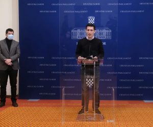 Zagreb, 01.02.2021 - Klub zastupnika Mosta u Hrvatskom saboru održao je konferenciju za novinare na kojoj su saborski zastupnici Zvonimir Troskot i Nikola Grmoja govorili o početku prikupljanja potpisa oporbe za ukidanje obvezne članarine Hrvatskoj obrtničkoj komori.
Na fotografiji Nikola Grmoja, Zvonimir Troskot.
foto HINA/ Edvard ŠUŠAK/ es