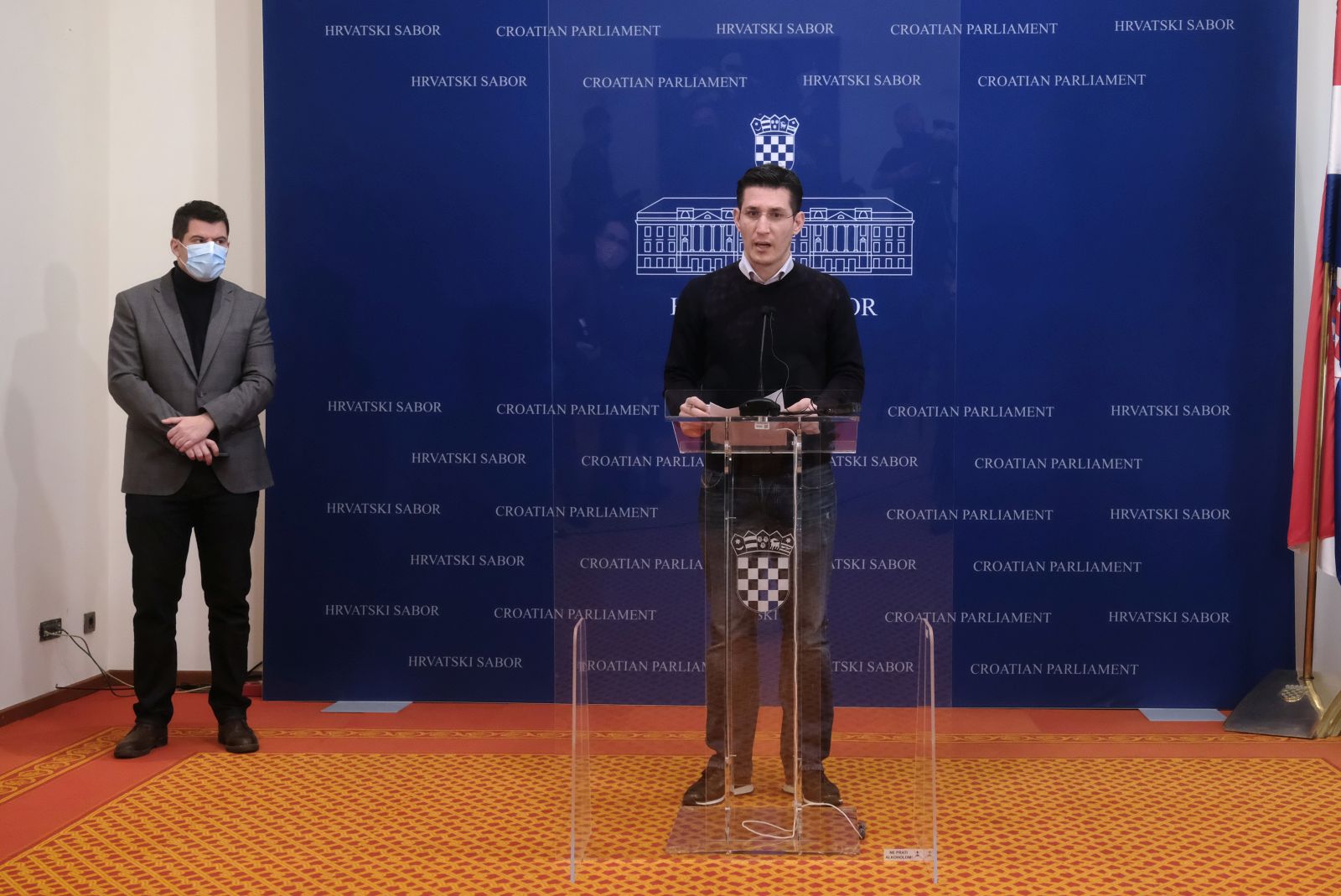 Zagreb, 01.02.2021 - Klub zastupnika Mosta u Hrvatskom saboru održao je konferenciju za novinare na kojoj su saborski zastupnici Zvonimir Troskot i Nikola Grmoja govorili o početku prikupljanja potpisa oporbe za ukidanje obvezne članarine Hrvatskoj obrtničkoj komori.
Na fotografiji Nikola Grmoja, Zvonimir Troskot.
foto HINA/ Edvard ŠUŠAK/ es