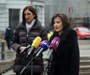 Zagreb, 2.2.2021 - Supredsjednice Centra i saborske zastupnice Dalija Orešković i Marijana Puljak održale su kod Manduševca konferenciju za novinare o diskriminaciji dijela poduzetnika za koje kažu da ih Vlada tretira kao građane drugog reda te predložiti rješenja kako bi nakon krize izazvane koronavirusom mogli nastaviti s poslovanjem. Na slici Dalija Orešković i Marijana Puljak.
Foto HINA/ Dario GRZELJ/ dag