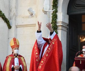 Dubrovnik, 02.02.2021. - Tradicionalnim putanjem golubica te podizanjem barjaka pred crkvom dubrovaèkog zatitnika svetog Vlaha u utorak popodne na blagdan Kandelore (Svijeænica) u Dubrovniku je otvorena 1049. Festa sv. Vlaha. Na fotografiji mons. Mate Uziniæ. foto HINA/ Baldo Marunèiæ/ bm