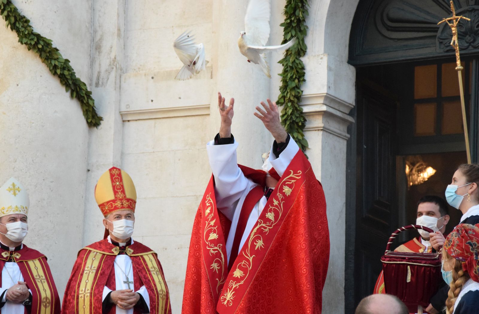 Dubrovnik, 02.02.2021. - Tradicionalnim putanjem golubica te podizanjem barjaka pred crkvom dubrovaèkog zatitnika svetog Vlaha u utorak popodne na blagdan Kandelore (Svijeænica) u Dubrovniku je otvorena 1049. Festa sv. Vlaha. Na fotografiji mons. Mate Uziniæ. foto HINA/ Baldo Marunèiæ/ bm