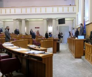 Zagreb, 03.02.2021. - Minutom šutnje za preminulog kolegu Miroslava Tuđmana, nastavljena je 6. sjednica Hrvarskog sabora.
foto HINA/ Edvard ŠUŠAK/ es