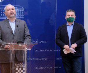 Zagreb, 04.02.2021 - Klub zastupnika HSS-a i HSU-a u Hrvatskom saboru održao je konferenciju za novinare na temu "Obiteljske mirovine – prijedlozi zakona".
Na fotografiji Silvano Hrelja, Željko Lenart.
foto HINA/ Edvard ŠUŠAK/ es