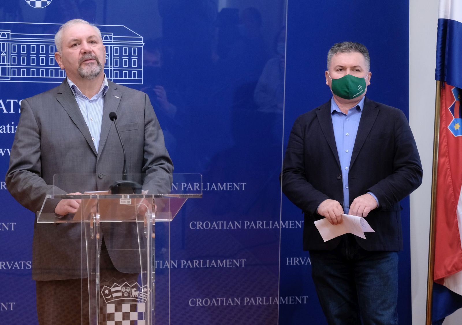 Zagreb, 04.02.2021 - Klub zastupnika HSS-a i HSU-a u Hrvatskom saboru održao je konferenciju za novinare na temu "Obiteljske mirovine – prijedlozi zakona".
Na fotografiji Silvano Hrelja, Željko Lenart.
foto HINA/ Edvard ŠUŠAK/ es